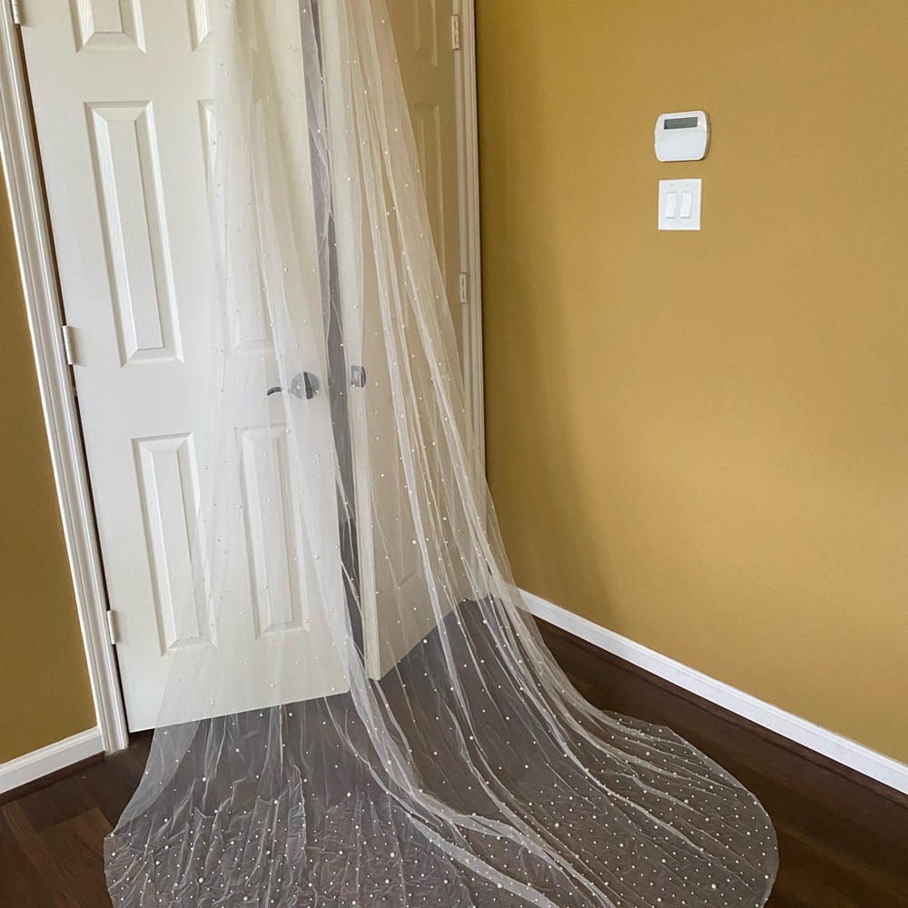 Milla Nova wedding dress with free a Vail. Off white color. - Picture 4 of 5